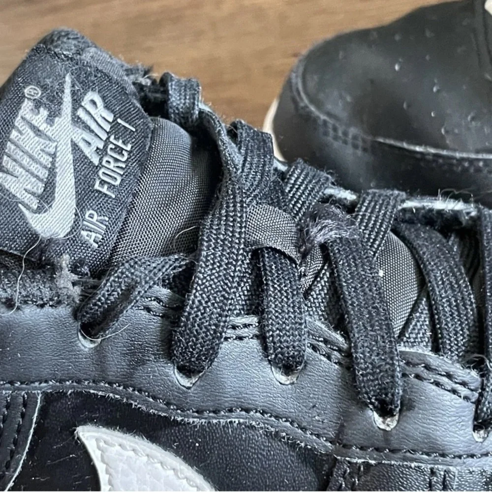 Nike Black and White Sneakers 5Y